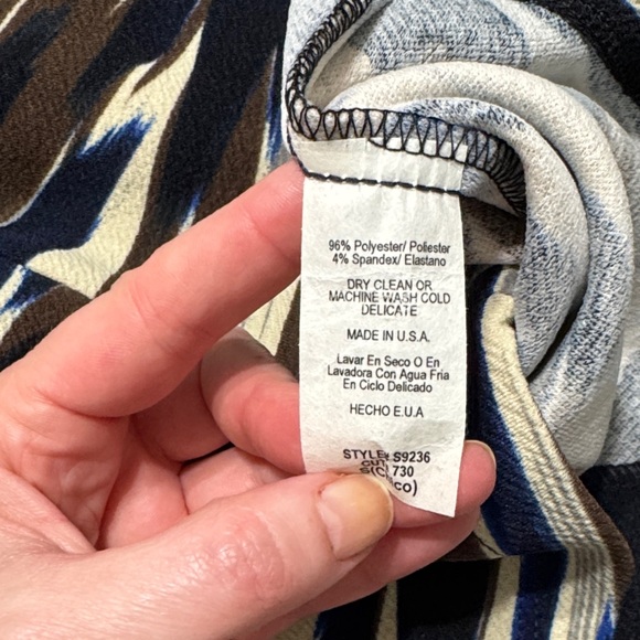 Abstract Pattern Pencil Skirt - Picture 8 of 8